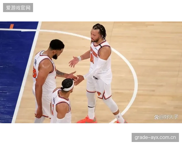 布伦森与唐斯的内外结合打穿骑士防线,尼克斯在禁区得分上建立绝对优势。 布伦森与唐斯的内外结合打穿骑士防线,尼克斯在禁区得分上建立绝对优势。